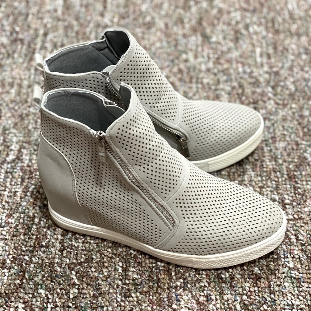 Cute booties with a small heel! Size 9.5